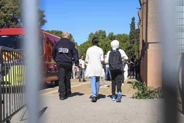 Parents Pick Up Their Child: Middle School Principal and Teacher Shot; 14-Year-Old Shooter Arrested at Joseph Lakanal Middle School in Aubagne, France, October 12, 2026 Meddah Bestimage Joseph Lakanal Middle School after a principal was injured by a 12-gauge hunting rifle shot and a teenager was arrested in Aubagne, southern France, on October 12, 2026. The principal was struck by a 12-gauge hunting rifle shot, the same source specified, adding that a member of the teaching staff was also struck. The victim’s life is not in danger. Aubagne, France  Copyright: xMeddahx xBestimagexMeddahx xBestimagex