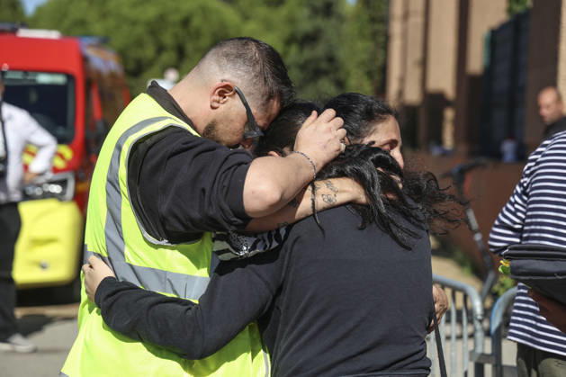 Parents Pick Up Their Child: Middle School Principal and Teacher Shot; 14-Year-Old Shooter Arrested at Joseph Lakanal Middle School in Aubagne, France, October 12, 2026 Meddah Bestimage Joseph Lakanal Middle School after a principal was injured by a 12-gauge hunting rifle shot and a teenager was arrested in Aubagne, southern France, on October 12, 2026. The principal was struck by a 12-gauge hunting rifle shot, the same source specified, adding that a member of the teaching staff was also struck. The victim’s life is not in danger. Aubagne, France  Copyright: xMeddahx xBestimagexMeddahx xBestimagex