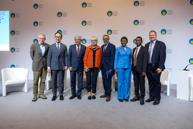 World Health Summit 2026 Weltgesundheitsgipfel 2. Tag Deutschland, Berlin am 12. Oktober 2026: Gruppenfoto (Von Links nach Rechts): Dr. Bruce Aylward, Weltgesundheitsorganisation (WHO) Seniorberater des WHO-Generaldirektors World Health Organization (WHO) Senior Advisor to the WHO Director-General. Dr. Gabriel Leung, Direktor der Institute of Philanthropy (IoP) Hongkong, Sonderverwaltungsregion (SAR) China. Director Institute of Philanthropy (IoP) Hong Kong SAR, China. Prof. Dr. Victor J. Dzau, Mitglied des Global Preparedness Monitoring Board (GPMB) Duke University. James B. Duke Distinguished Professor für Medizin. Emeritierter Kanzler (Chancellor Emeritus),USA. Prof. Dr. Ilona Kickbusch Mitglied des Global Preparedness Monitor