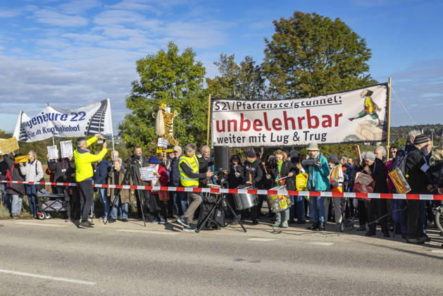 Opponents of the project are demonstrating at the construction site; construction begins on the Pfaffensteig Tunnel in Stuttgart. The 11-kilometer-long rail tunnel is part of the Stuttgart 21 project and, starting in 2033, will connect the Gäubahn line toward Zurich wit