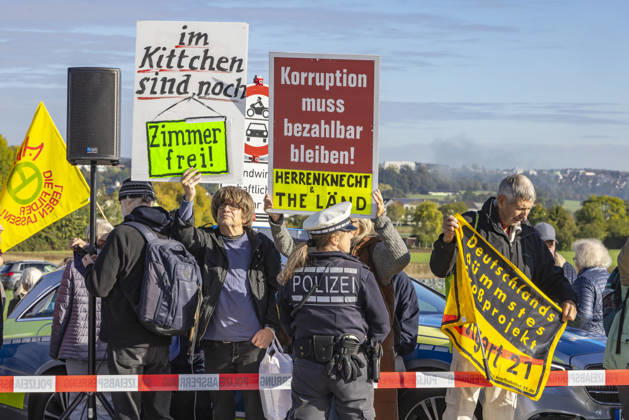 Opponents of the project are demonstrating at the construction site; construction begins on the Pfaffensteig Tunnel in Stuttgart. The 11-kilometer-long rail tunnel is part of the Stuttgart 21 project and, starting in 2033, will connect the Gäubahn line toward Zurich wit