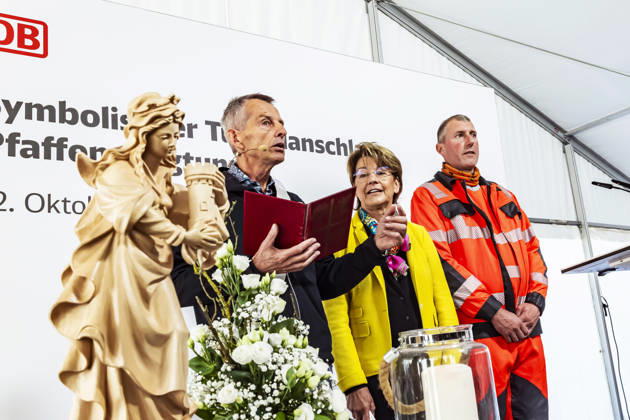 Construction Begins on the Pfaffensteig Tunnel in Stuttgart: Tunnel patron Andrea Klett Eininger with S21 chaplain Peter Maile and tunnel foreman Jens Straube. The 11-kilometer-long rail tunnel is part of the Stuttgart 21 pr