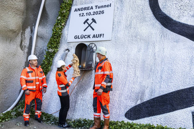 Groundbreaking for the Pfaffensteig Tunnel in Stuttgart: Tunnel patron Andrea Klett Eininger with a statue of Saint Barbara and miners Georgi Stankov and Jens Straube at the tunnel porta