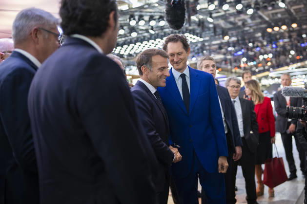 President Macron at Paris Motor Show - Paris French President Emmanuel Macron and Stellantis chairperson John Elkann during the French President’s visit at the Paris Motor Show in Paris, on October 12, 2026.Photo by Eliot Blondet ABACAPRESS.COM Paris France France  Copyright: xBlondetxEliot ABACAx