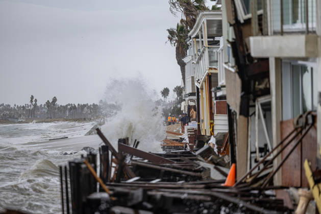 October 11, 2026, Long Beach, California, USA: Waves crash into the boardwalk along the Belmont Shore peninsula as remnants of Tropical Storm Rachel make their way through Southern California. Long Beach USA - ZUMAc316 20261011_znp_c316_005 Copyright: xEthanxCohenx