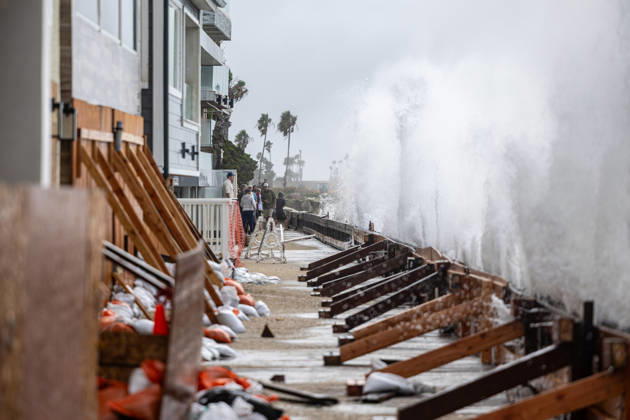 October 11, 2026, Long Beach, California, USA: Waves crash into the boardwalk along the Belmont Shore peninsula as remnants of Tropical Storm Rachel make their way through Southern California. Long Beach USA - ZUMAc316 20261011_znp_c316_002 Copyright: xEthanxCohenx