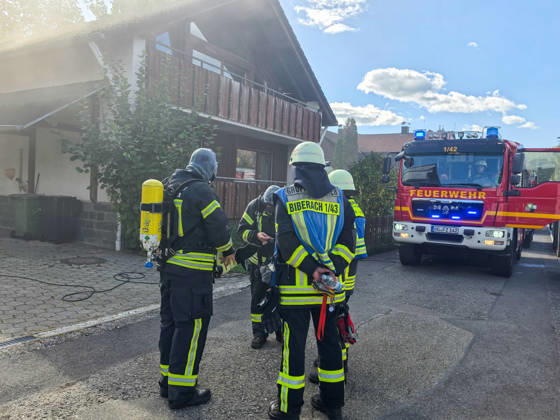 Hund kommt bei Wohnungsbrand in Zell am Harmersbach ums Leben: Wohnung von Zweifamilienhaus steht in Flammen - Bewohner können sich aus völlig verrauchtem Gebäude retten - Feuerwehr kann vermissten Hund jedoch nur noch leblos bergen - Brandursache noch Über Notruf wurde am Montagmittag der Brand eines Zweifamilienhauses in der Ritter-von-Buß-Straße in Zell am Harmersbach gemeldet. Gegen 11:20 Uhr wurde von Nachbarn eine Rauchentwicklung aus dem Dach des Gebäudes festgestellt. Beim Eintreffen der Einsatzkräfte der Feuerwehr und der Polizei waren keine Bewohner im Haus. Lediglich ein Hund befand sich zu diesem Zeitpunkt noch in einer Wohnung. Der Hund konnte kurze Zeit später aus dem verrauchten Gebäude geborgen werden, erlag aber Copyright: xEstherxBuschx xEinsatzReport24x