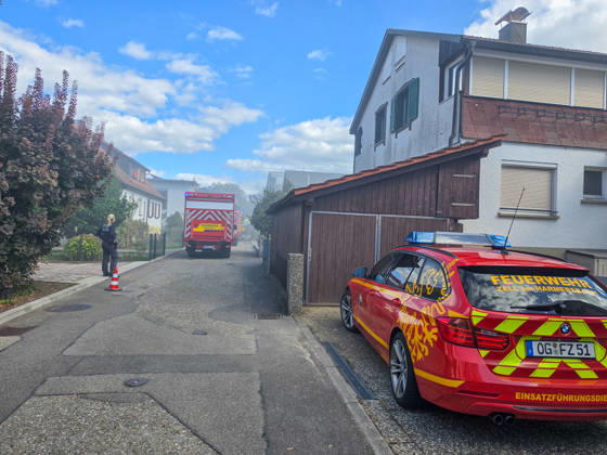 Hund kommt bei Wohnungsbrand in Zell am Harmersbach ums Leben: Wohnung von Zweifamilienhaus steht in Flammen - Bewohner können sich aus völlig verrauchtem Gebäude retten - Feuerwehr kann vermissten Hund jedoch nur noch leblos bergen - Brandursache noch Über Notruf wurde am Montagmittag der Brand eines Zweifamilienhauses in der Ritter-von-Buß-Straße in Zell am Harmersbach gemeldet. Gegen 11:20 Uhr wurde von Nachbarn eine Rauchentwicklung aus dem Dach des Gebäudes festgestellt. Beim Eintreffen der Einsatzkräfte der Feuerwehr und der Polizei waren keine Bewohner im Haus. Lediglich ein Hund befand sich zu diesem Zeitpunkt noch in einer Wohnung. Der Hund konnte kurze Zeit später aus dem verrauchten Gebäude geborgen werden, erlag aber Copyright: xEstherxBuschx xEinsatzReport24x