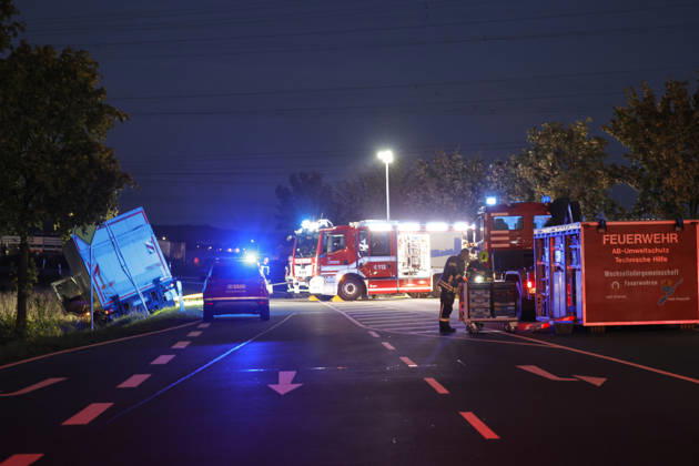 October 12, 2026: B426 Closed Following a Truck Accident Between Pfungstadt and Pfungstadt-Eschollbrücken. The Pfungstadt and Griesheim fire departments are securing the truck, which veered off the road and into a ditch, until a recovery crane arrives. Pfungstadt, Hesse, Germany