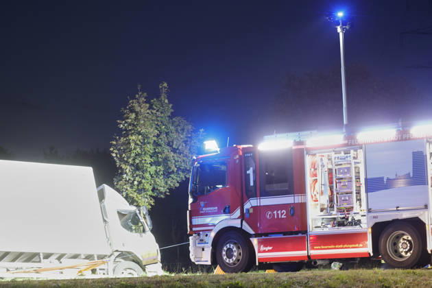 October 12, 2026: B426 Closed Following a Truck Accident Between Pfungstadt and Pfungstadt-Eschollbrücken. The Pfungstadt and Griesheim fire departments are securing the truck, which veered off the road and into a ditch, until a recovery crane arrives. Pfungstadt, Hesse, Germany