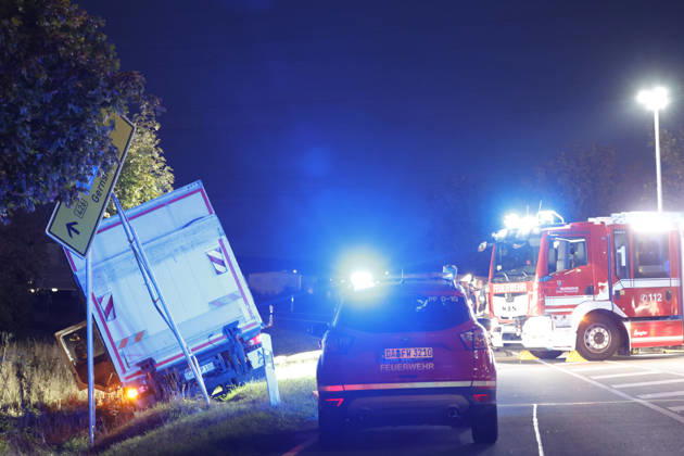 October 12, 2026: B426 Closed Following a Truck Accident Between Pfungstadt and Pfungstadt-Eschollbrücken. The Pfungstadt and Griesheim fire departments are securing the truck, which veered off the road and into a ditch, until a recovery crane arrives. Pfungstadt, Hesse, Germany