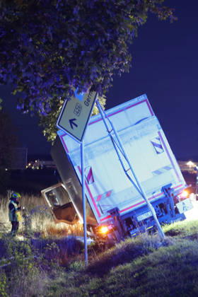 October 12, 2026: B426 Closed Following a Truck Accident Between Pfungstadt and Pfungstadt-Eschollbrücken. The Pfungstadt and Griesheim fire departments are securing the truck, which veered off the road and into a ditch, until a recovery crane arrives. Pfungstadt, Hesse, Germany