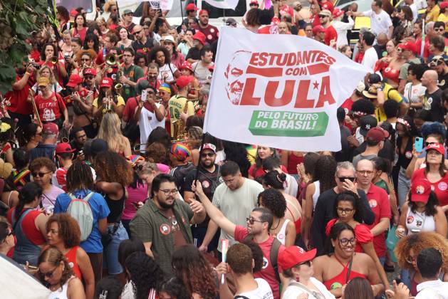 October 12, 2026, Rio De Janeiro, Rio De Janeiro, Brazil: Thousands of supporters gather in Copacabana, Rio de Janeiro, Brazil, on October 12, 2026, for a pro-democracy demonstration organized by the CENA Nacional movement, the National Union of Students (UNE) and Universibloco. Held on Brazilâ€⠢s Our Lady of Aparecida national holiday, the rally calls for the defense of constitutional rights and public policies supporting healthcare, education and social assistance. Carnival street bands, known as blocos, and percussion groups brought music and a festive atmosphere to the waterfront mobilization, blending political activism with Rioâ€⠢s popular street culture. The demonstration takes place ahead of Brazilâ€⠢s October 25 pres - ZUMAk251 20261012_znp_k251_004 Copyright: xBobxKarpx