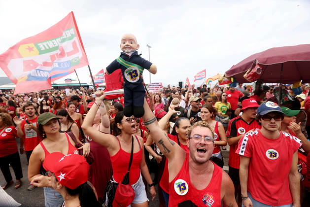 October 12, 2026, Rio De Janeiro, Rio De Janeiro, Brazil: Thousands of supporters gather in Copacabana, Rio de Janeiro, Brazil, on October 12, 2026, for a pro-democracy demonstration organized by the CENA Nacional movement, the National Union of Students (UNE) and Universibloco. Held on Brazilâ€⠢s Our Lady of Aparecida national holiday, the rally calls for the defense of constitutional rights and public policies supporting healthcare, education and social assistance. Carnival street bands, known as blocos, and percussion groups brought music and a festive atmosphere to the waterfront mobilization, blending political activism with Rioâ€⠢s popular street culture. The demonstration takes place ahead of Brazilâ€⠢s October 25 pres - ZUMAk251 20261012_znp_k251_009 Copyright: xBobxKarpx