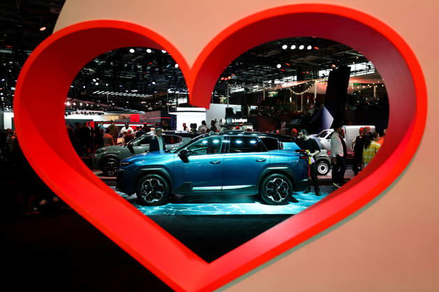 (261012) -- PARIS, Oct. 12, 2026 -- People visit the Paris Motor Show in Paris, France, Oct. 12, 2026. The 2026 Paris Motor Show kicked off here on Monday. ) FRANCE-PARIS-MOTOR SHOW 2026 WuxHuiwo 
