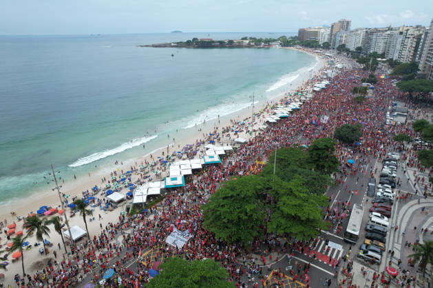 Supporters of Brazil s President Lula rally along Copacabana Beach RIO DE JANEIRO, BRAZIL - OCTOBER 12: Supporters of Brazilian President Luiz Inacio Lula da Silva gather along Avenida Atlantica at Copacabana Beach in Rio de Janeiro, Brazil, on October 12, 2026. The mass rally formed part of the Workers Party (PT) mobilization ahead of the high-stakes presidential runoff against Liberal Party (PL) candidate Senator Flavio Bolsonaro. Fabio Teixeira Anadolu Rio de Janeiro Brazil. Editorial use only. Please get in touch for any other usage.  Copyright: x2026xAnadoluxFabioxTeixeirax