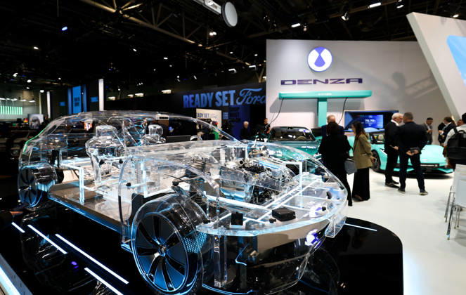 (261013) -- BEIJING, Oct. 13, 2026 -- People visit the booth of Denza at the Paris Motor Show in Paris, France, Oct. 12, 2026. The 2026 Paris Motor Show kicked off here on Monday. ) XINHUA PHOTOS OF THE DAY WuxHuiwo 