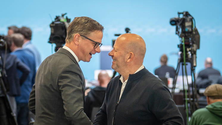 Federal Health Minister Carsten Linnemann (CDU), along with ZDF journalist and Federal Press Conference Chairman Mathis Feldhoff (from left), warmly greet one another at the CDU’s federal headquarters during the CDU of Germany’s Executive Committee retreat in Berlin, October 2026, Berlin, Germany, Konrad Adenauer House