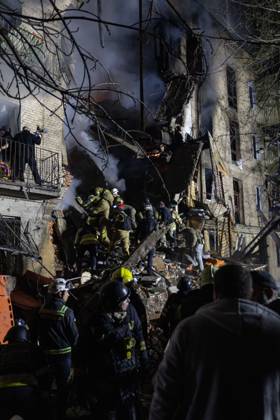 Rescue Operations After Kharkiv Strike KHARKIV, UKRAINE, OCTOBER 12, 2026: Emergency workers conduct rescue operations at a residential building damaged in a Russian strike in Kharkiv s Kholodnohirskyi district. A firefighter was injured by falling concrete debris while clearing the rubble and was evacuated on a stretcher. Kharkiv Ukraine Copyright: x xAndrewxClingx xJNAxPressx