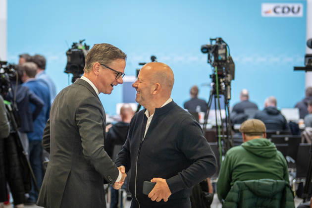 Federal Health Minister Carsten Linnemann (CDU), along with ZDF journalist and Federal Press Conference Chairman Mathis Feldhoff (from left), warmly greet one another at the CDU Federal Headquarters during the CDU of Germany’s Executive Committee Retreat in Berlin, October 2026, Berlin, Germany, Konrad Adenauer House