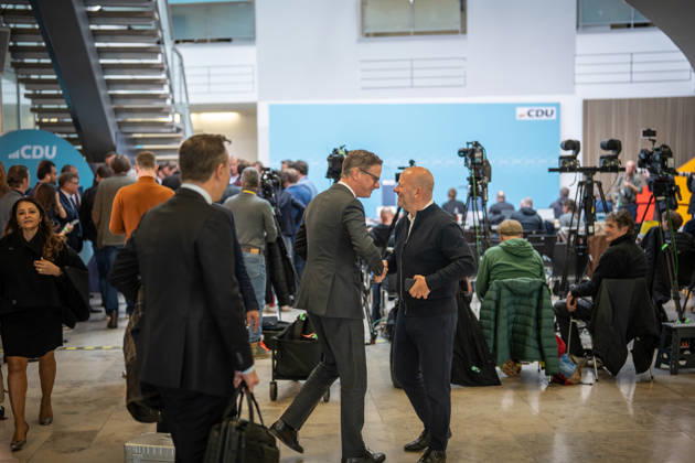 Federal Health Minister Carsten Linnemann (CDU), along with ZDF journalist and Federal Press Conference Chairman Mathis Feldhoff (from left), warmly greet one another at the CDU Federal Headquarters during the CDU of Germany’s Executive Committee Retreat in Berlin, October 2026, Berlin, Germany, Konrad Adenauer House