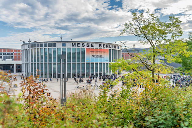 Berlin, October 13, 2026. Shrubs and trees in autumnal colors frame the rotunda