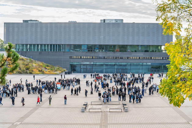 Berlin, October 13, 2026. Trade show visitors are gathering on the spacious plaza in front of the CityCube Berlin on Messedamm. Opened in 2014, Messe Berlin’s multifunctional convention and exhibition center stands on the site of the former Deutschlandhal