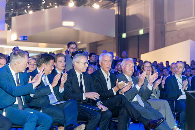 Berlin, 13.10.2026: Messe-Berlin-Chef Dr. Mario Tobias, der portugiesische Minister Goncalo Saraiva Matias, Bundesdigitalminister Karsten Wildberger und Bitkom-Präsident Ralf Wintergerst (von links) applaudieren in der ersten Reihe der Smart Country Convention in der Halle hub27. Portugal ist Partnerland der Smart Country Convention 2026 und präsentiert dort seine Erfahrungen mit der Digitalisierung der öffentlichen Verwaltung. Ralf Wintergerst ist seit 2023 Präsident des Digitalverbands Bitkom. Dr. Mario Tobias ist Vorsitzender der Geschäftsführung der Messe Berlin. Karsten Wildberger ist seit Mai 2025 Bundesminister für Digitales und Staatsmodernisierung und leitet das damals neu geschaffene Ministerium, das die Digitalisierung vo