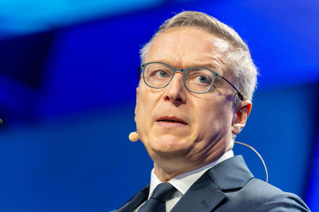 Berlin, 13.10.2026: Bundesdigitalminister Karsten Wildberger spricht auf der Hauptbühne der Smart Country Convention in der Halle hub27. Karsten Wildberger ist seit Mai 2025 Bundesminister für Digitales und Staatsmodernisierung und leitet das damals neu geschaffene Ministerium, das die Digitalisierung von Staat und Verwaltung bündeln soll; zuvor war der Manager Vorstandschef des Elektronikhändlers Ceconomy (MediaMarkt und Saturn). Die Smart Country Convention (SCCON) ist die Kongressmesse für die Digitalisierung des öffentlichen Sektors und wird vom Digitalverband Bitkom gemeinsam mit der Messe Berlin veranstaltet. Vom 13. bis 15. Oktober 2026 treffen sich in der Halle hub27 Vertreter aus Bund, Ländern und Kommunen mit Unternehmen de