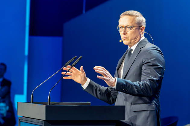 Berlin, 13.10.2026: Bundesdigitalminister Karsten Wildberger gestikuliert bei seiner Rede am Rednerpult auf der Hauptbühne der Smart Country Convention in der Halle hub27. Karsten Wildberger ist seit Mai 2025 Bundesminister für Digitales und Staatsmodernisierung und leitet das damals neu geschaffene Ministerium, das die Digitalisierung von Staat und Verwaltung bündeln soll; zuvor war der Manager Vorstandschef des Elektronikhändlers Ceconomy (MediaMarkt und Saturn). Die Smart Country Convention (SCCON) ist die Kongressmesse für die Digitalisierung des öffentlichen Sektors und wird vom Digitalverband Bitkom gemeinsam mit der Messe Berlin veranstaltet. Vom 13. bis 15. Oktober 2026 treffen sich in der Halle hub27 Vertreter aus Bund, Länd