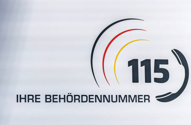 Berlin, 13.10.2026: Das Logo der Behördennummer 115 an einem Messestand auf der Smart Country Convention. Unter der bundesweit einheitlichen Rufnummer 115 erhalten Bürger Auskünfte zu Leistungen von Kommunen, Ländern und Bund, etwa zu Personalausweis, Kfz-Zulassung oder Wohngeld. Die Smart Country Convention (SCCON) ist die Kongressmesse für die Digitalisierung des öffentlichen Sektors und wird vom Digitalverband Bitkom gemeinsam mit der Messe Berlin veranstaltet. Vom 13. bis 15. Oktober 2026 treffen sich auf dem Berliner Messegelände Vertreter aus Bund, Ländern und Kommunen mit Unternehmen der Digitalwirtschaft, um über digitale Verwaltung, Smart City und digitale Souveränität zu diskutieren. Behördennummer 115 auf der SCCON **