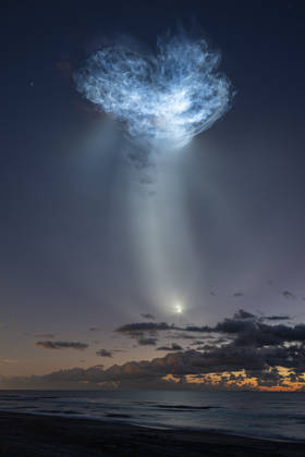 The exhaust plumes of a SpaceX Falcon 9 rocket carrying the company’s Dragon spacecraft are seen illuminated by sunlight against the predawn sky during the launch of NASA’s SpaceX CRS-35 mission on Tuesday, Oct. 13, 2026, as seen from Cocoa Beach, Florida. The mission lifted off at 6:33 a.m. EDT from Space Launch Complex 40 at Cape Canaveral Space Force Station, carrying scientific experiments, supplies, and equipment to the International Space Station on SpaceX’s 35th commercial resupply mission for NASA. The rocket’s exhaust plumes, illuminated by sunlight against the predawn sky, were visible across the eastern United States. John Kraus, NASA via Bestimage, Cocoa Beach  Copyright: xNASAxviaxBestimagexNASAxviaxBestimagex