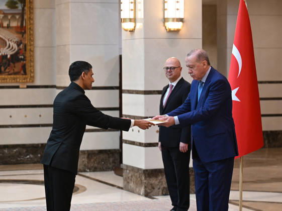 Turkish President Recep Tayyip Erdogan ANKARA, TURKIYE - OCTOBER 13: Indian Ambassador to Turkiye, Rudra Gaurav Shresth (L) presents his letters of credence to Turkish President Recep Tayyip Erdogan (R), as Erdogan receives the ambassadors of India, Mali, Netherlands, El Salvador and Nigeria at the Presidential Complex, in Ankara, Turkiye on October 13, 2026. Mehmet Ali Ozcan Anadolu Ankara Turkey. Editorial use only. Please get in touch for any other usage.  Copyright: x2026xAnadoluxMehmetxAlixOzcanx