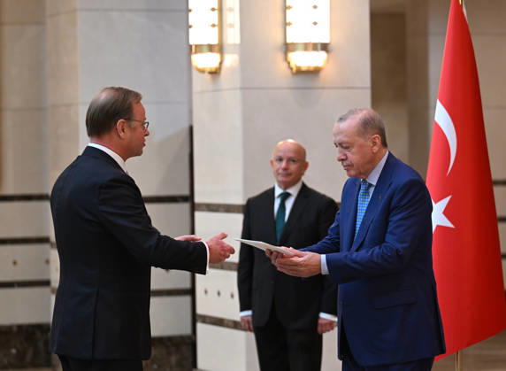 Turkish President Recep Tayyip Erdogan ANKARA, TURKIYE - OCTOBER 13: Dutch Ambassador to Turkiye, Alle Dorhout (L) presents his letters of credence to Turkish President Recep Tayyip Erdogan (R), as Erdogan receives the ambassadors of India, Mali, Netherlands, El Salvador and Nigeria at the Presidential Complex, in Ankara, Turkiye on October 13, 2026. Mehmet Ali Ozcan Anadolu Ankara Turkey. Editorial use only. Please get in touch for any other usage.  Copyright: x2026xAnadoluxMehmetxAlixOzcanx