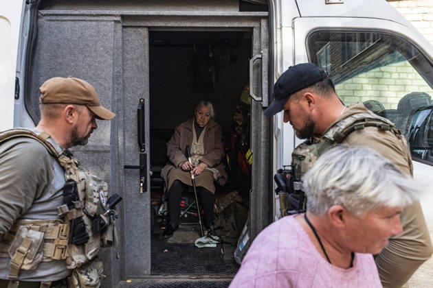 Police unit White Angels facilitates safe evacuation for family in war-torn Ukraine KRAMATORSK, UKRAINE - OCTOBER 13: A woman is evacuated by the ‘White Angels’ police unit in the city of Kramatorsk, Ukraine, 13 October 2026 Diego Herrera Carcedo Anadolu Kramatorsk Ukraine. Editorial use only. Please get in touch for any other usage.  Copyright: x2026xAnadoluxDiegoxHerreraxCarcedox