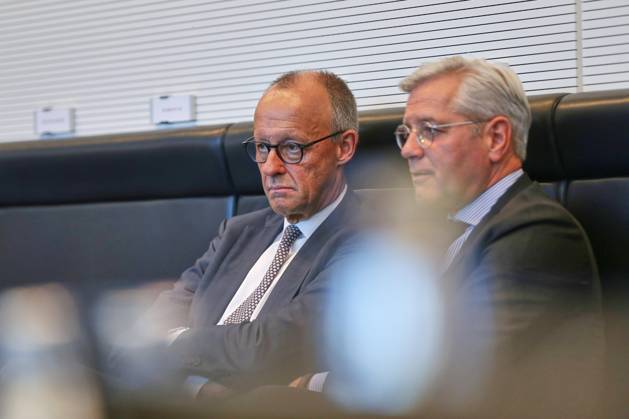 Berlin, Germany, October 13, 2026; Reichstag Building; CDU CSU parliamentary group meeting; Federal Chancellor Friedrich Merz (CDU) and Norbert Röttgen (CDU) Copyright: xdtsxNachrichtenagenturx dts_138385