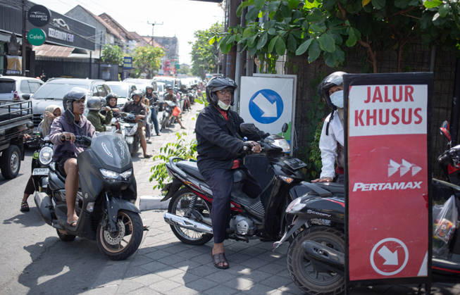 October 13, 2026, Denpasar, Bali, Indonesia: Motorcyclists line up at a filling station to get petrol in Denpasar as fuel delivery disruptions trigger widespread shortages across the Indonesian resort island of Bali. Denpasar Indonesia - ZUMAp229 20261013_zip_p229_010 Copyright: xLanaxPriatnax