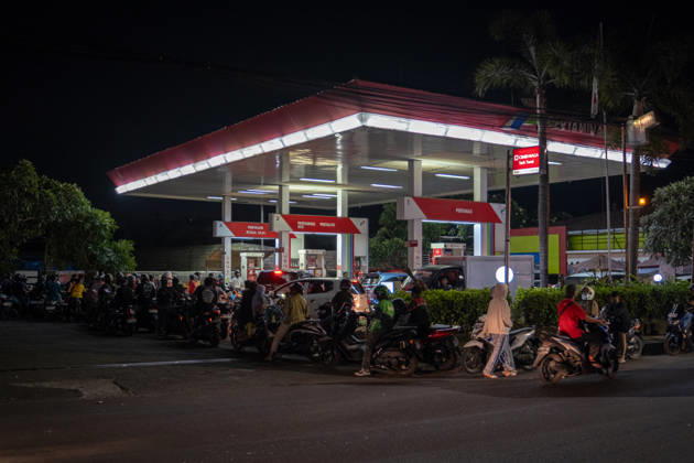 The Bali Island - Fuel Crisis - Transportation People wait in long lines for fuel at a PT. Pertamina gas station in Denpasar, Bali, Indonesia, on October 13, 2026. Gasoline shortages have caused lines to form throughout the day, potentially disrupting transportation and the economy on the island, a known tourist destination. Denpasar Indonesia  Copyright: xMuhammadxFauzyx originalFilename: chaniago-notitle261013_npZoN.jpg