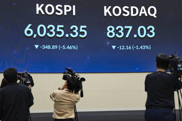 South Korea Stocks Plunge As KOSPI Drops Sharply At KRX In Seoul Media personnel and monitors in the Korea Exchange (KRX) trading hall display market data in Yeouido, Seoul, South Korea, on October 13, 2026. The KOSPI index dropped to 6,035.35, down 348.89 points (-5.46%), alongside the KRW USD exchange rate shown on side screens. Seoul Seoul South Korea  Copyright: xChrisxJungx originalFilename: jung-southkor261013_np6En.jpg