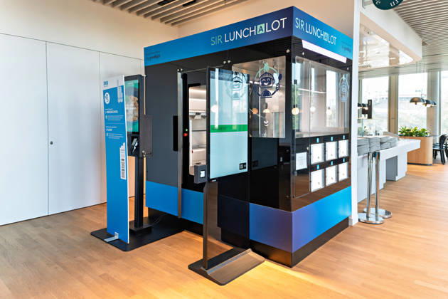 Berlin, 13.10.2026: Die Roboterküche Sir Lunchalot von goodBytz im neuen DKB-Campus in der Europacity in Berlin-Mitte; der Automat bereitet Gerichte vollautomatisch zu und stellt sie in Ausgabefächern bereit. Gastronomie-, Kultur- und Veranstaltungsangebote sollen den Campus bewusst für das Quartier und die Stadtgesellschaft öffnen. Die Deutsche Kreditbank AG (DKB) hat ihren neuen Hauptsitz heute offiziell eröffnet. Der von Kleihues + Kleihues entworfene, rund 82 Meter hohe Komplex besteht aus drei Gebäudeteilen mit fünf, elf und 19 Geschossen und rund 35.000 Quadratmetern Mietfläche; entwickelt wurde er von der CA Immo unter dem Projektnamen Upbeat. Rund 2.600 Mitarbeitende des DKB-Konzerns, die bislang auf mehrere Berl