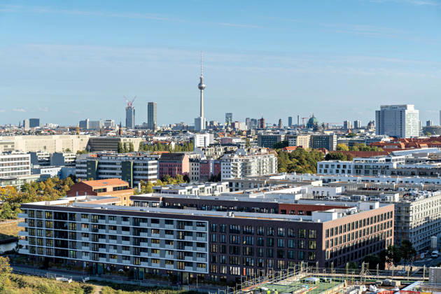 Berlin, 13.10.2026: Blick vom neuen DKB-Campus in der Europacity in Berlin-Mitte über Neubauten des Stadtquartiers auf die Berliner Innenstadt mit Fernsehturm, Berliner Dom und dem Bettenhochhaus der CharitÃ . Die Deutsche Kreditbank AG (DKB) hat ihren neuen Hauptsitz heute offiziell eröffnet. Der von Kleihues + Kleihues entworfene, rund 82 Meter hohe Komplex besteht aus drei Gebäudeteilen mit fünf, elf und 19 Geschossen und rund 35.000 Quadratmetern Mietfläche; entwickelt wurde er von der CA Immo unter dem Projektnamen Upbeat. Rund 2.600 Mitarbeitende des DKB-Konzerns, die bislang auf mehrere Berliner Standorte verteilt waren, arbeiten nun gemeinsam im Campus. Die DKB ist Exklusivmieterin und hat einen Mietvertrag über 15 Jahre