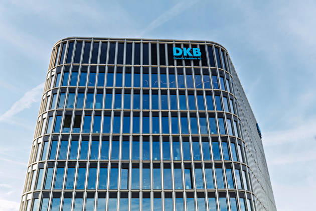 Berlin, 13.10.2026: Der Schriftzug DKB Deutsche Kreditbank AG an der Glasfassade des neuen DKB-Campus in der Europacity in Berlin-Mitte. Die Deutsche Kreditbank AG (DKB) hat ihren neuen Hauptsitz heute offiziell eröffnet. Der von Kleihues + Kleihues entworfene, rund 82 Meter hohe Komplex besteht aus drei Gebäudeteilen mit fünf, elf und 19 Geschossen und rund 35.000 Quadratmetern Mietfläche; entwickelt wurde er von der CA Immo unter dem Projektnamen Upbeat. Rund 2.600 Mitarbeitende des DKB-Konzerns, die bislang auf mehrere Berliner Standorte verteilt waren, arbeiten nun gemeinsam im Campus. Die DKB ist Exklusivmieterin und hat einen Mietvertrag über 15 Jahre abgeschlossen. DKB eröffnet neuen Hauptsitz in der Berliner Europa