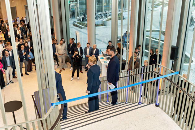 Berlin, 13.10.2026: Berlins Bürgermeisterin und Senatorin für Wirtschaft, Energie und Betriebe, Franziska Giffey (SPD, M.), spricht bei der Eröffnungsfeier auf der Treppe im Foyer des neuen DKB-Campus in der Europacity in Berlin-Mitte zu den Gästen, links neben ihr DKB-CEO Dr. Sven Deglow; vor ihnen ist das blaue Band für den symbolischen Banddurchschnitt gespannt, mit dem beide den neuen Hauptsitz eröffneten. Die Deutsche Kreditbank AG (DKB) hat ihren neuen Hauptsitz heute offiziell eröffnet. Der von Kleihues + Kleihues entworfene, rund 82 Meter hohe Komplex besteht aus drei Gebäudeteilen mit fünf, elf und 19 Geschossen und rund 35.000 Quadratmetern Mietfläche; entwickelt wurde er von der CA Immo unter dem Projektnamen Upbeatâ