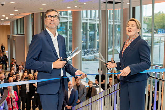 Berlin, 13.10.2026: DKB-CEO Dr. Sven Deglow (l.) und Berlins Bürgermeisterin und Senatorin für Wirtschaft, Energie und Betriebe, Franziska Giffey (SPD), durchschneiden symbolisch das Band zur Eröffnung des neuen DKB-Campus an der Heidestraße 26 28 in der Europacity in Berlin-Mitte. Mit dem Banddurchschnitt hat die Deutsche Kreditbank AG (DKB) ihren neuen Hauptsitz offiziell eröffnet. Der von Kleihues + Kleihues entworfene, rund 82 Meter hohe Komplex besteht aus drei Gebäudeteilen mit fünf, elf und 19 Geschossen und rund 35.000 Quadratmetern Mietfläche; entwickelt wurde er von der CA Immo unter dem Projektnamen Upbeat. Rund 2.600 Mitarbeitende des DKB-Konzerns, die bislang auf mehrere Berliner Standorte verteilt waren, arbeit