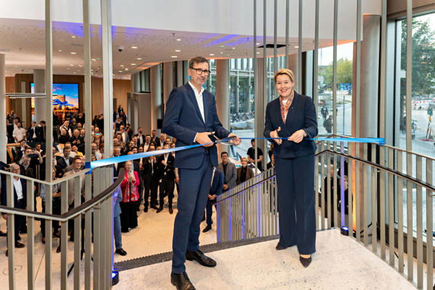 Berlin, 13.10.2026: DKB-CEO Dr. Sven Deglow (l.) und Berlins Bürgermeisterin und Senatorin für Wirtschaft, Energie und Betriebe, Franziska Giffey (SPD) (r.), durchschneiden auf der Treppe im Foyer des neuen DKB-Campus an der Heidestraße 26 28 in der Europacity in Berlin-Mitte symbolisch das blaue Band, im Hintergrund verfolgen zahlreiche Gäste die Eröffnung. Die Deutsche Kreditbank AG (DKB) hat ihren neuen Hauptsitz heute offiziell eröffnet. Der von Kleihues + Kleihues entworfene, rund 82 Meter hohe Komplex besteht aus drei Gebäudeteilen mit fünf, elf und 19 Geschossen und rund 35.000 Quadratmetern Mietfläche; entwickelt wurde er von der CA Immo unter dem Projektnamen Upbeat. Rund 2.600 Mitarbeitende des DKB-Konzerns, die b