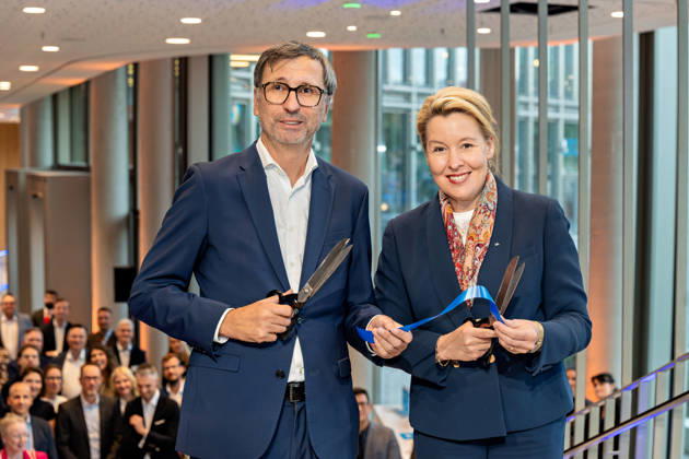 Berlin, 13.10.2026: DKB-CEO Dr. Sven Deglow (l.) und Berlins Bürgermeisterin und Senatorin für Wirtschaft, Energie und Betriebe, Franziska Giffey (SPD) (r.), posieren nach dem symbolischen Banddurchschnitt mit Scheren und dem durchtrennten blauen Band im Foyer des neuen DKB-Campus in der Europacity in Berlin-Mitte. Die Deutsche Kreditbank AG (DKB) hat ihren neuen Hauptsitz heute offiziell eröffnet. Der von Kleihues + Kleihues entworfene, rund 82 Meter hohe Komplex besteht aus drei Gebäudeteilen mit fünf, elf und 19 Geschossen und rund 35.000 Quadratmetern Mietfläche; entwickelt wurde er von der CA Immo unter dem Projektnamen Upbeat. Rund 2.600 Mitarbeitende des DKB-Konzerns, die bislang auf mehrere Berliner Standorte verteilt wa