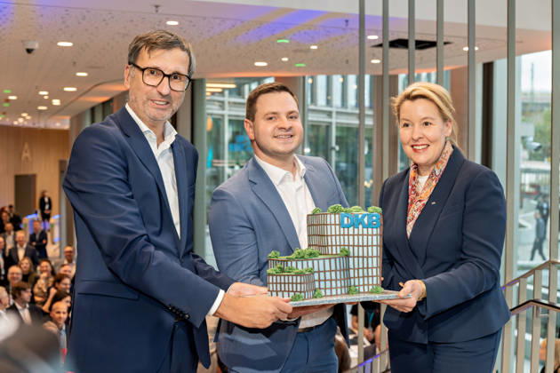 Berlin, 13.10.2026: DKB-CEO Dr. Sven Deglow (l.) und Berlins Bürgermeisterin und Senatorin für Wirtschaft, Energie und Betriebe, Franziska Giffey (SPD) (r.), halten bei der Eröffnungsfeier im Foyer des neuen DKB-Campus in der Europacity in Berlin-Mitte gemeinsam mit einem weiteren Gast (M.) eine Torte in Form des neuen Gebäudes mit DKB-Schriftzug. Die Deutsche Kreditbank AG (DKB) hat ihren neuen Hauptsitz heute offiziell eröffnet. Der von Kleihues + Kleihues entworfene, rund 82 Meter hohe Komplex besteht aus drei Gebäudeteilen mit fünf, elf und 19 Geschossen und rund 35.000 Quadratmetern Mietfläche; entwickelt wurde er von der CA Immo unter dem Projektnamen Upbeat. Rund 2.600 Mitarbeitende des DKB-Konzerns, die bislang auf meh