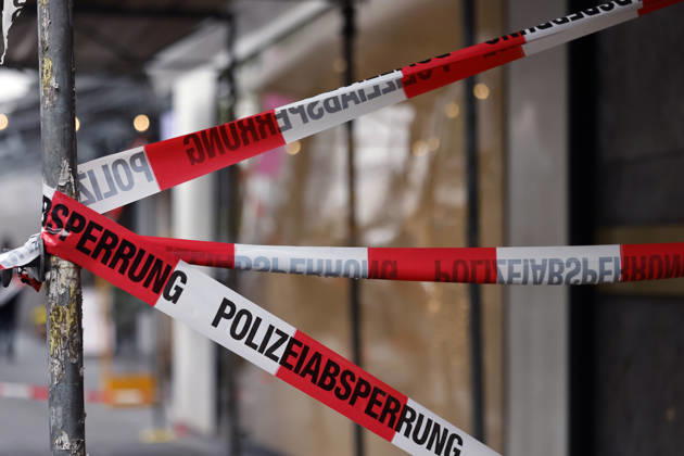 Overnight on Tuesday, shots were fired at stores on Mittelstraße in Cologne. Police conducted an on-site investigation and collected evidence. In recent months, there have been several incidents in which stores and restaurants were hit by bullets; and extortion could be a possible motive. Observers also recall th Copyright: xChristophxHardtx