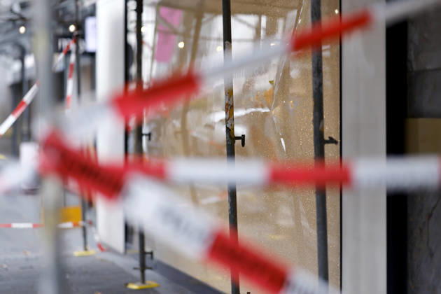Overnight on Tuesday, shots were fired at stores on Mittelstraße in Cologne. Police conducted an on-site investigation and collected evidence. In recent months, there have been several incidents in which stores and restaurants were hit by bullets; and extortion could be a possible motive. Observers also recall th Copyright: xChristophxHardtx