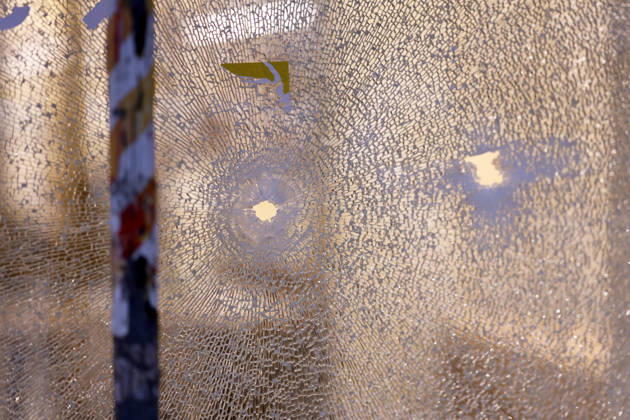 Overnight on Tuesday, shots were fired at stores on Mittelstraße in Cologne. Police conducted an on-site investigation and collected evidence. In recent months, there have been several incidents in which stores and restaurants were hit by bullets; and extortion could be a possible motive. Observers also recall th Copyright: xChristophxHardtx
